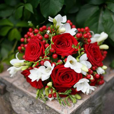 Brautstrauß rund mit Rosen und Hypericum