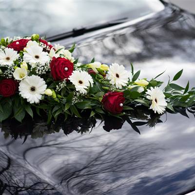 Autogesteck tropfenförmig rote Rosen, weiße m. Gerbera
