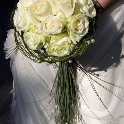 Brautstrauß mit weißen Rosen und Gräsern