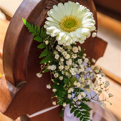 Kirchenbankstrauß, weiße Gerbera, Schleierkraut