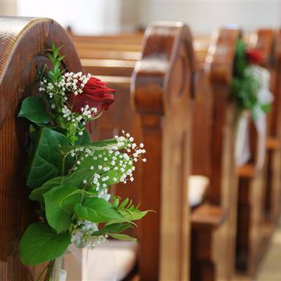 Kirchenbankstrauß mit Rose und Schleierkraut