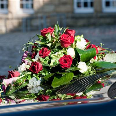 Autogesteck mit Rosen und Calla