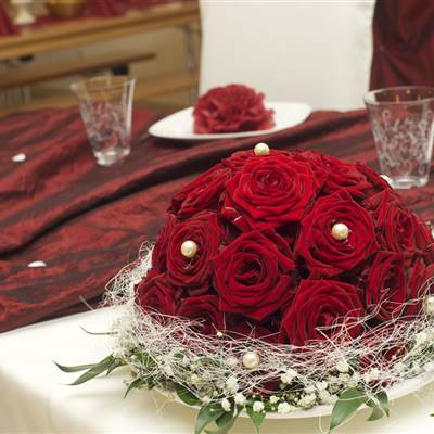Tischgesteck rund (kupelig) rote Rosen