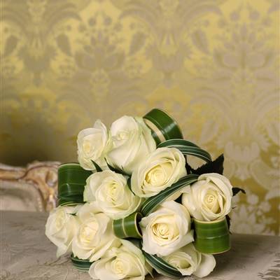 Brautstrauß weiße Rosen und Gräßer