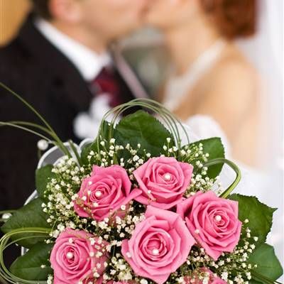 Brautstrauß rund rosa Rosen, Schleierkraut, grün