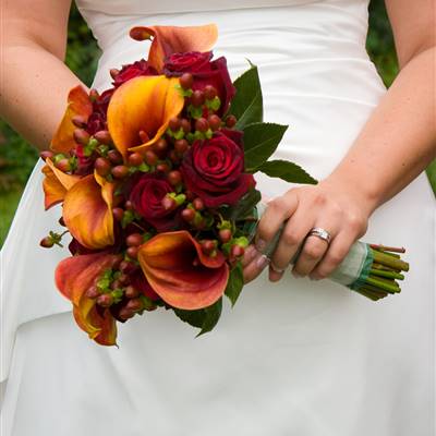 Brautstrauß orange Calla, rote Rosen, Hypericum