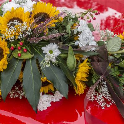 Autogesteck mit Sonnenblumen