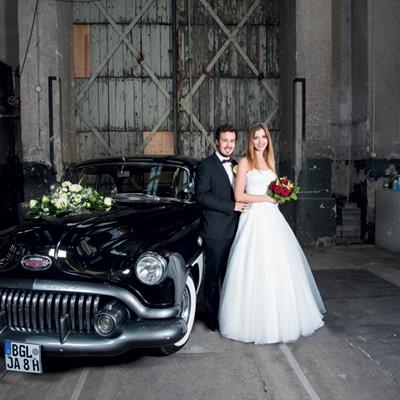 Hochzeitspaar-mit-Oldtimer