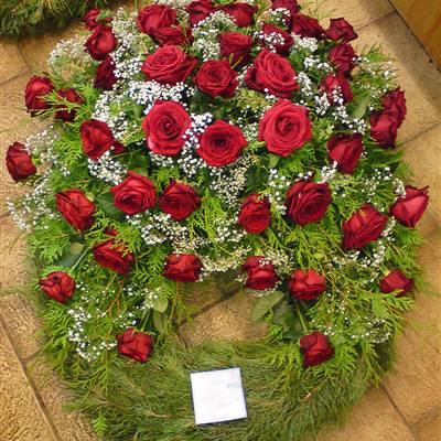 Kranz mit roten Rosen und Schleierkraut